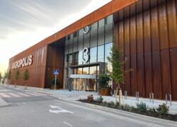 Klaipėdos „Akropolio“ pastato fasadas ir pagrindinis įėjimas
