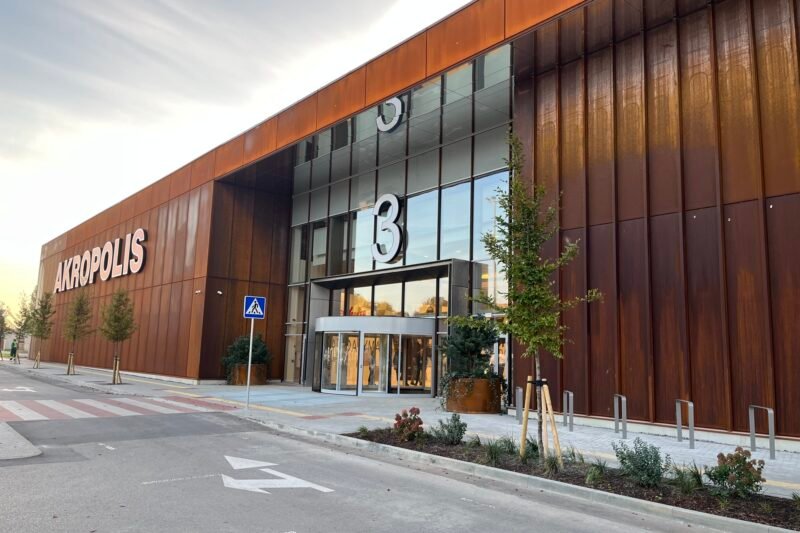Klaipėdos „Akropolio“ pastato fasadas ir pagrindinis įėjimas