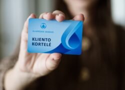 Ranka laiko mėlyną Klaipėdos vandens kliento kortelę