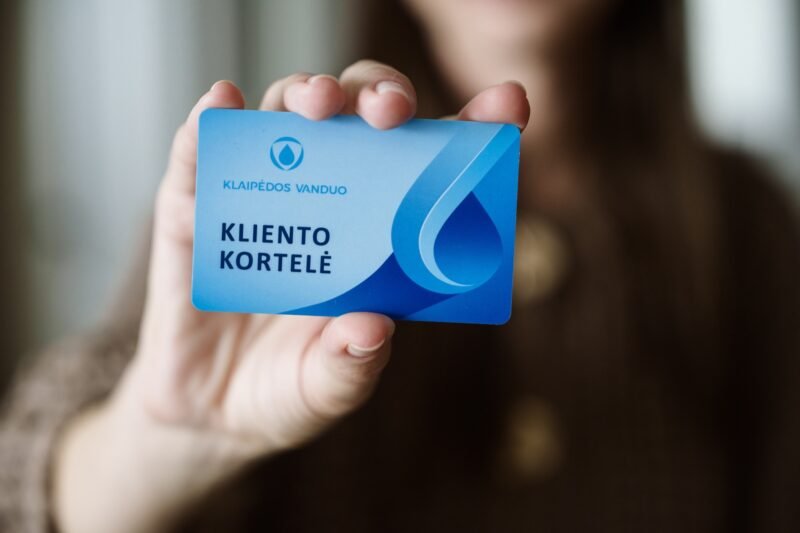 Ranka laiko mėlyną Klaipėdos vandens kliento kortelę