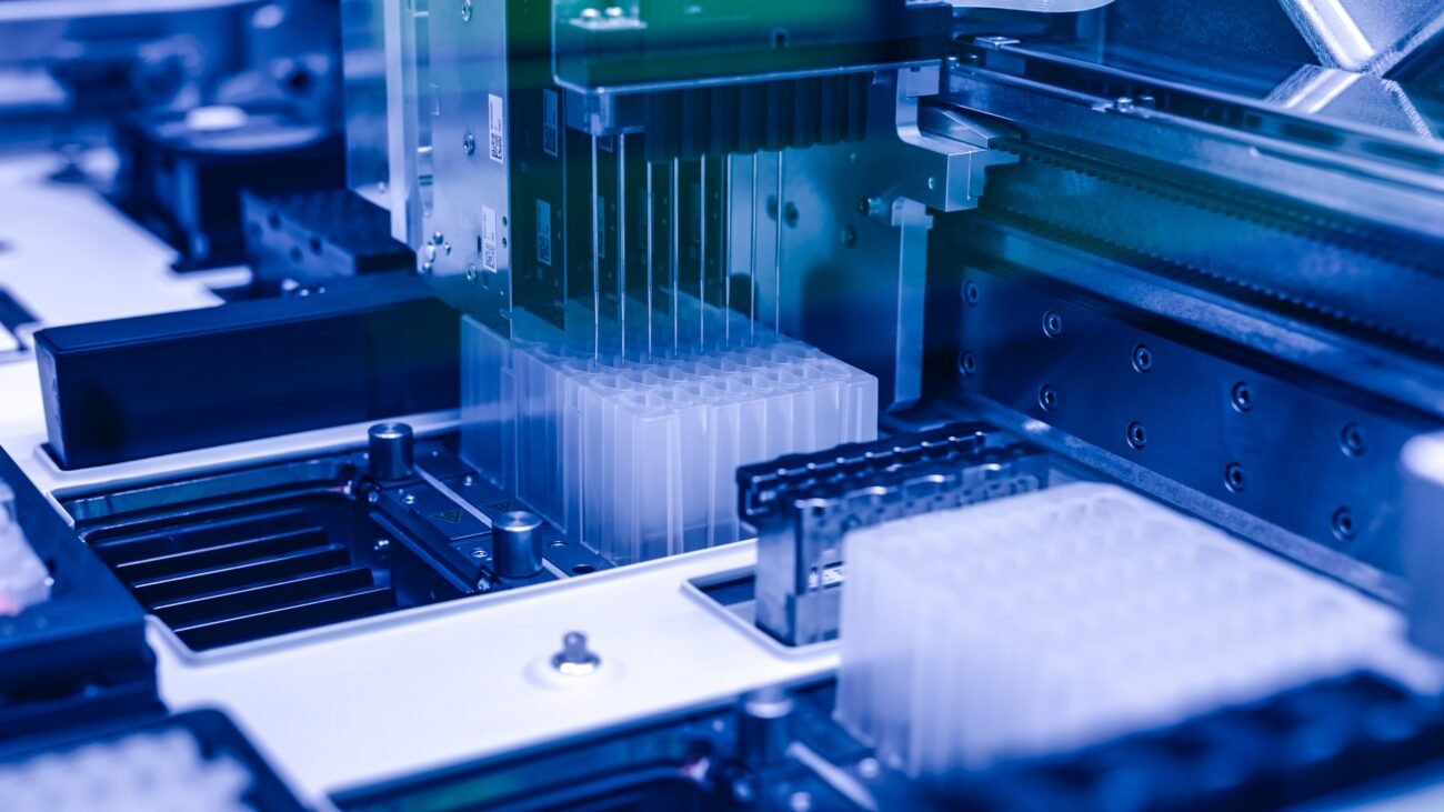 Laboratorinė robotinė įranga su skaidrių mėgintuvėlių laikikliais