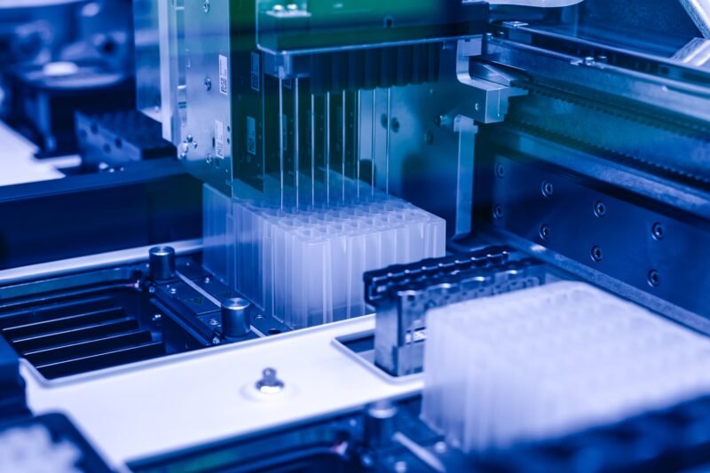 Laboratorinė robotinė įranga su skaidrių mėgintuvėlių laikikliais