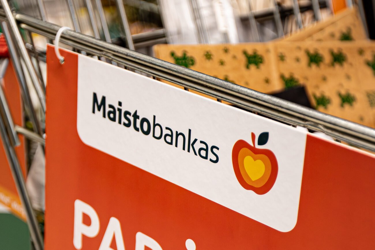 Maistobankės kampanijos ženklas ant prekybos centro vežimėlio