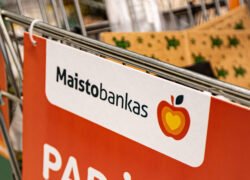 Maistobankės kampanijos ženklas ant prekybos centro vežimėlio