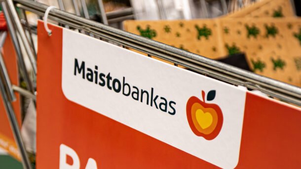 Maistobankės kampanijos ženklas ant prekybos centro vežimėlio
