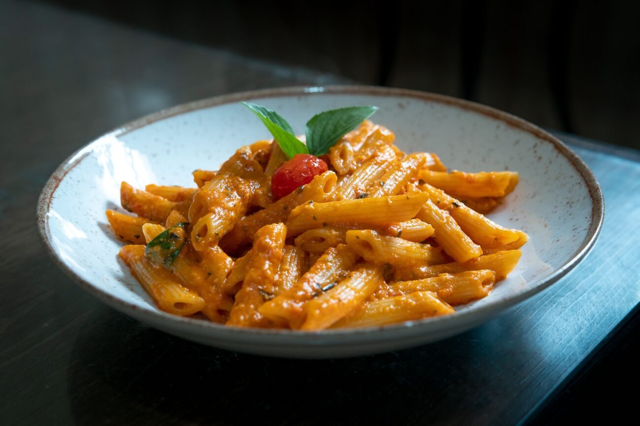 Penne makaronai kreminiame oranžiniame padaže su baziliku ir vyšniniu pomidoru