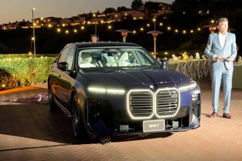 BMW 7 serijos flagmanui grąžina V8: naujas M760 debiutuoja Europoje