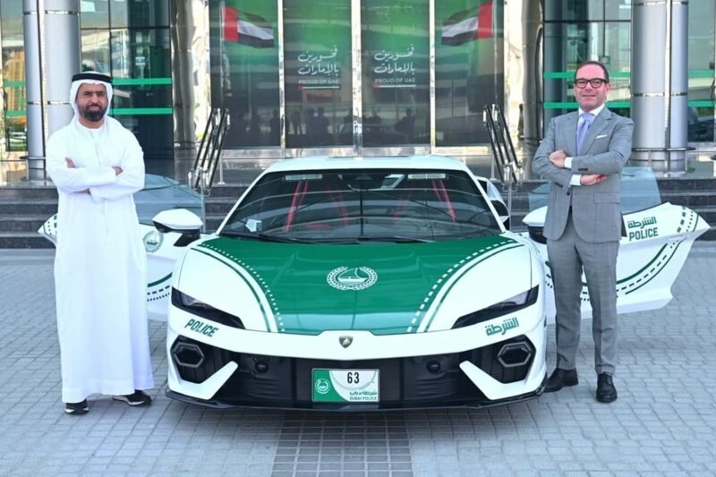 Dubajaus policija pristatė 920 AG galingumo Lamborghini hibridinį superautomobilį