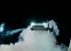 Tesla Roadster parodė tikrą beprotybę: ar naujoji versija iš tiesų „skraido“?