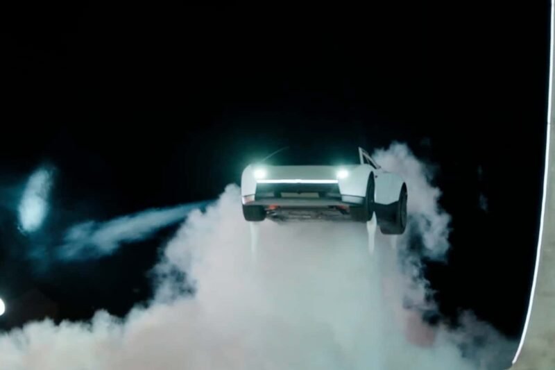 Tesla Roadster parodė tikrą beprotybę: ar naujoji versija iš tiesų „skraido“?