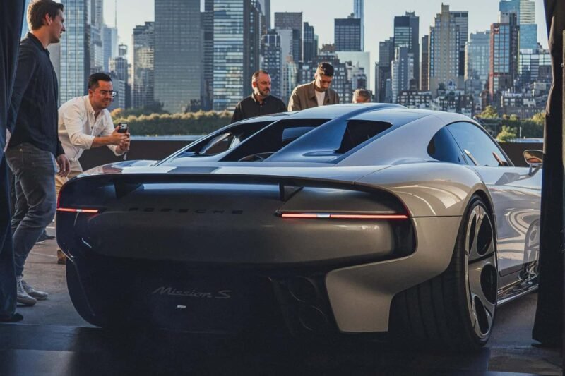 Porsche netikėtai atsisako elektrinio superautomobilio - kas pakeitė jų planus?