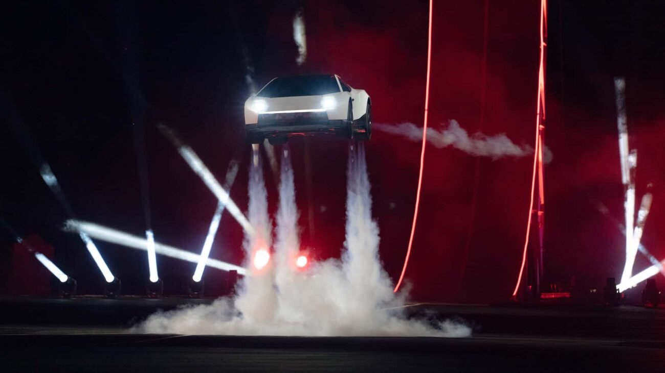 Elonas Muskas žada: naujasis Tesla Roadster galės pats atlikti akrobatinius triukus