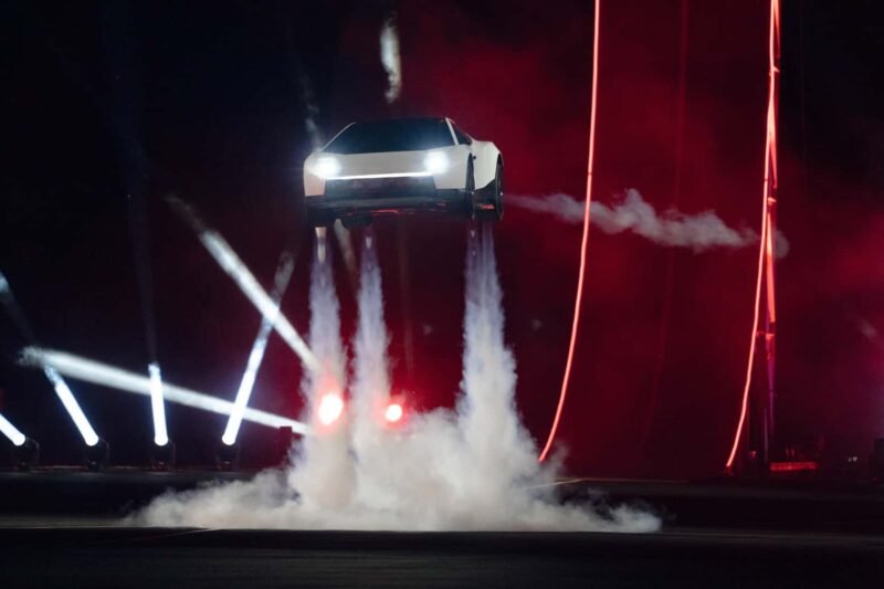 Elonas Muskas žada: naujasis Tesla Roadster galės pats atlikti akrobatinius triukus