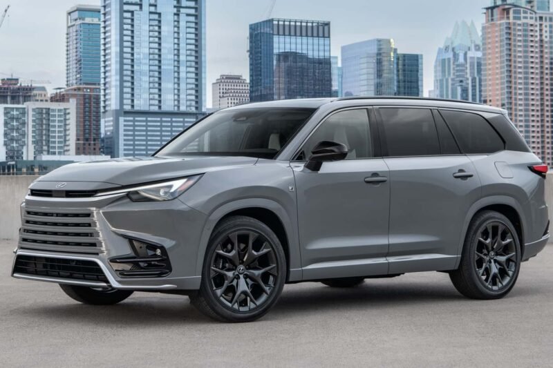 Kodėl „Lexus“ nutraukia vienintelį įkraunamą TX modelį – vietoje jo ateina elektromobilis