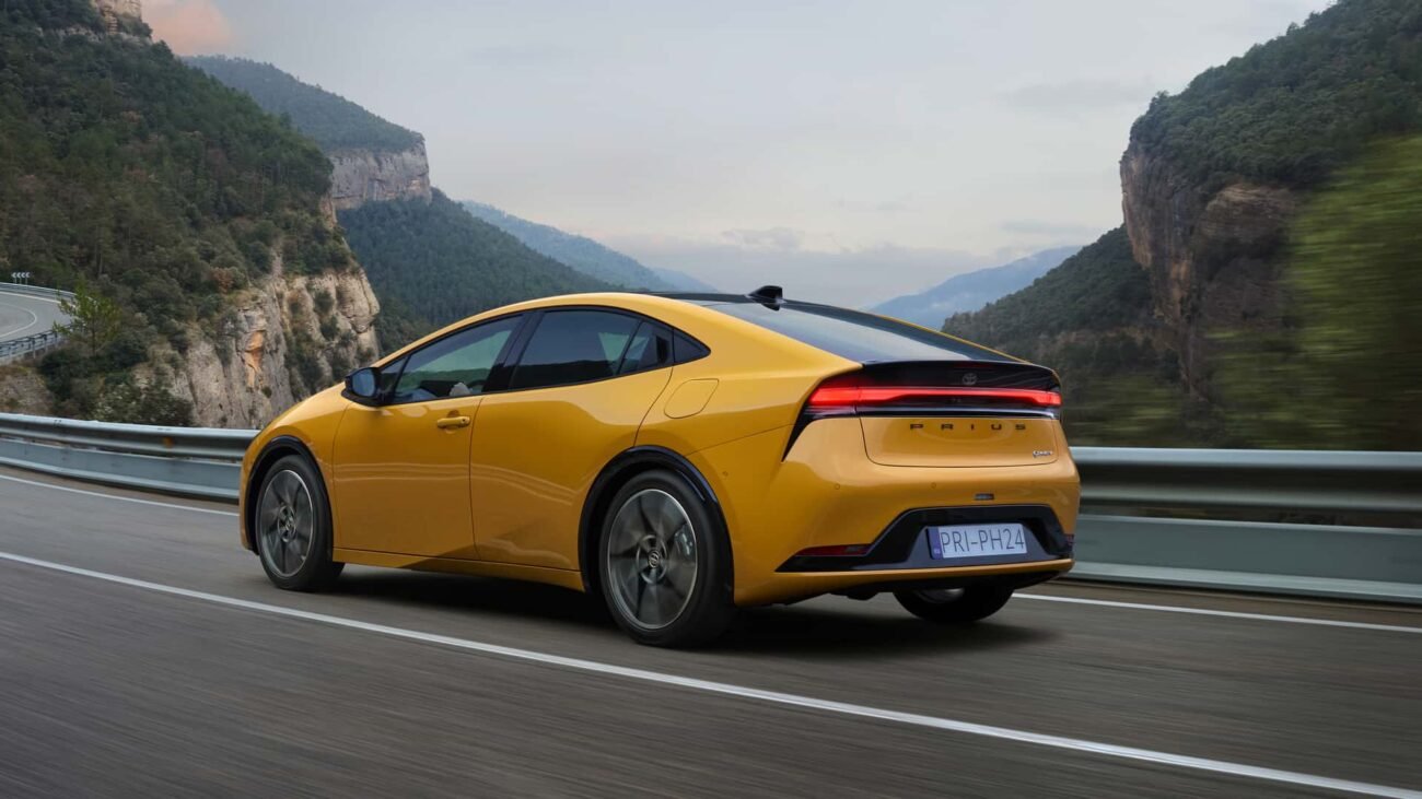 Toyota užsimojo laikyti kai kuriuos hibridus nulinės emisijos automobiliais. Ar tai įmanoma?