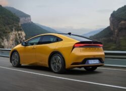 Toyota užsimojo laikyti kai kuriuos hibridus nulinės emisijos automobiliais. Ar tai įmanoma?