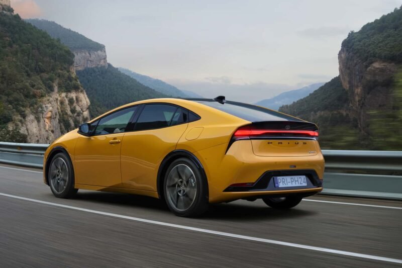 Toyota užsimojo laikyti kai kuriuos hibridus nulinės emisijos automobiliais. Ar tai įmanoma?