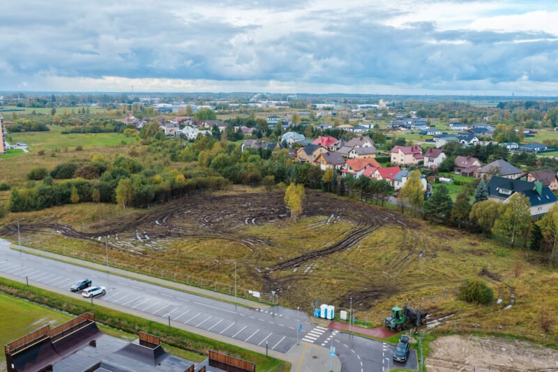 Aptverta ir išlyginta teritorija prie kelio, joje dirba statybinė technika