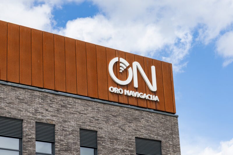 „Oro navigacija“ pastato fasadas su įmonės logotipu ir užrašu