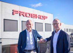 Du vyrai stovi priešais „Proshop“ pastatą su įmonės logotipu