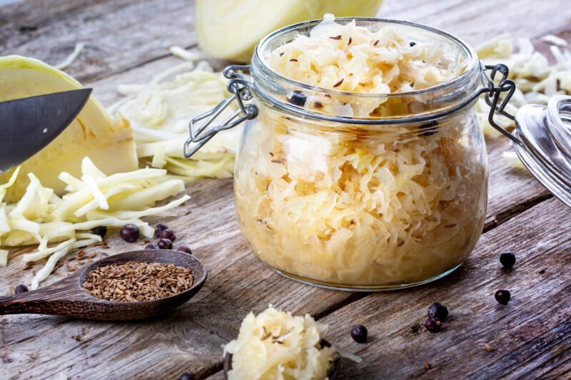 Raugintų kopūstų sezonas prasideda: kaip namuose išgauti traškų skonį