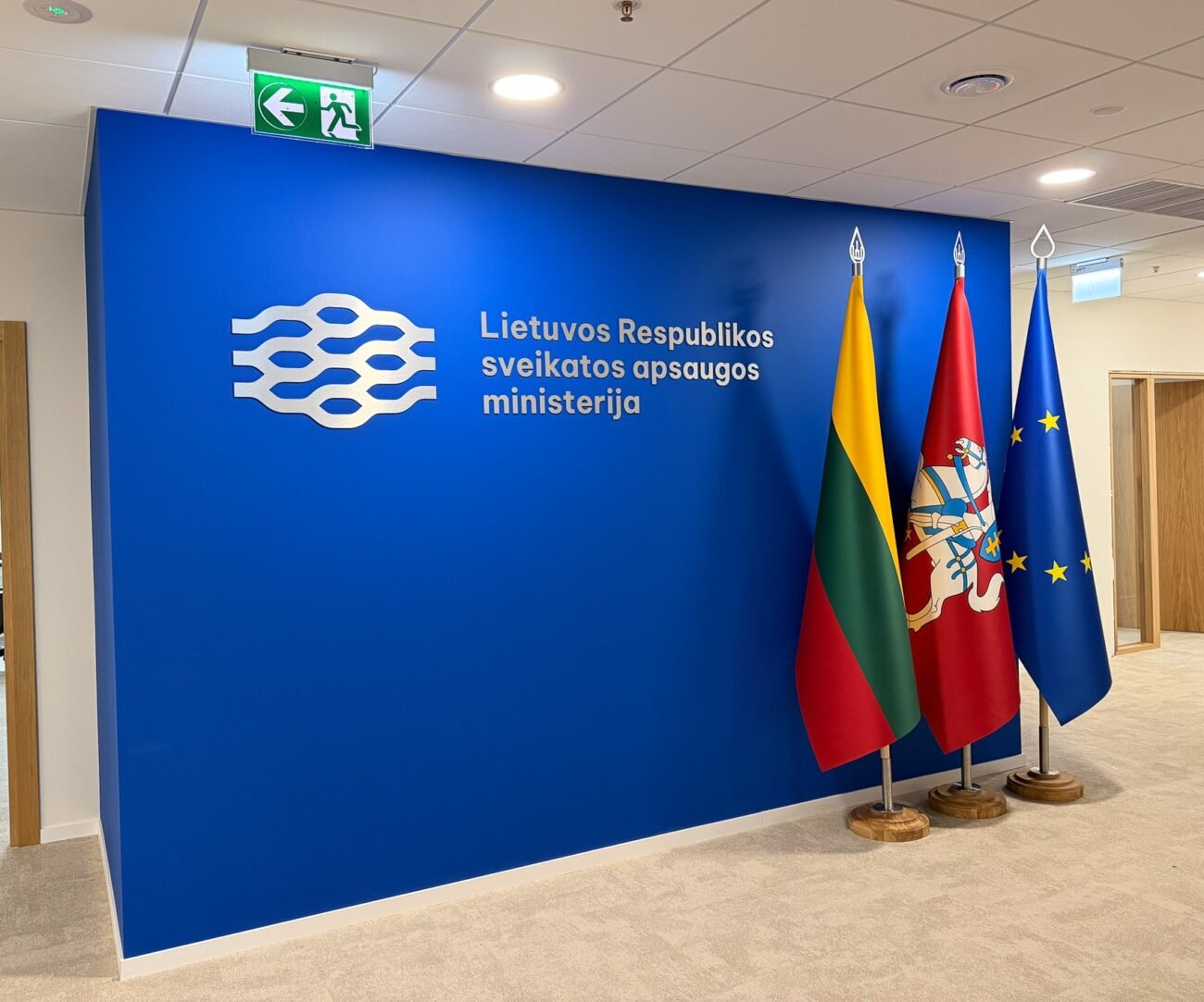 Lietuvos Respublikos sveikatos apsaugos ministerijos fojė su trimis vėliavomis
