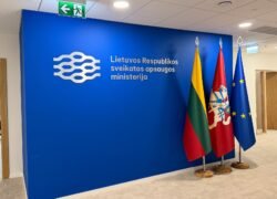 Lietuvos Respublikos sveikatos apsaugos ministerijos fojė su trimis vėliavomis