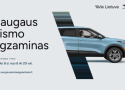 Mėlynas automobilis šalia užrašo „Saugaus eismo egzaminas“