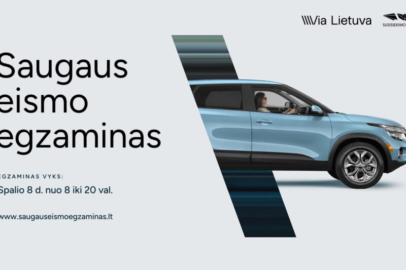 Mėlynas automobilis šalia užrašo „Saugaus eismo egzaminas“