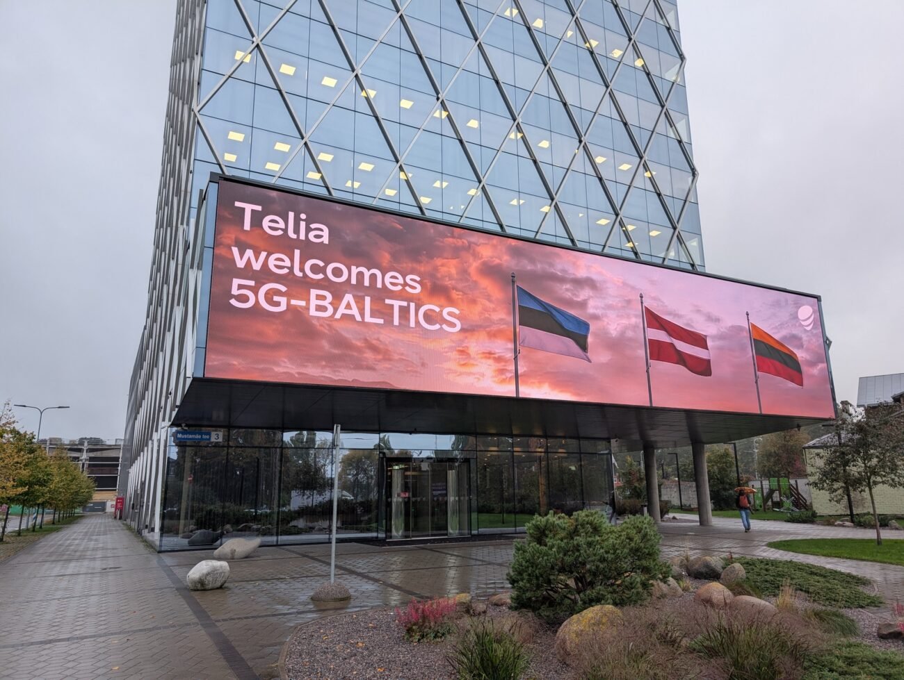 „Telia“ pastato ekrane rodomas užrašas „5G - Baltics“ ir Baltijos šalių vėliavos