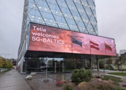„Telia“ pastato ekrane rodomas užrašas „5G - Baltics“ ir Baltijos šalių vėliavos
