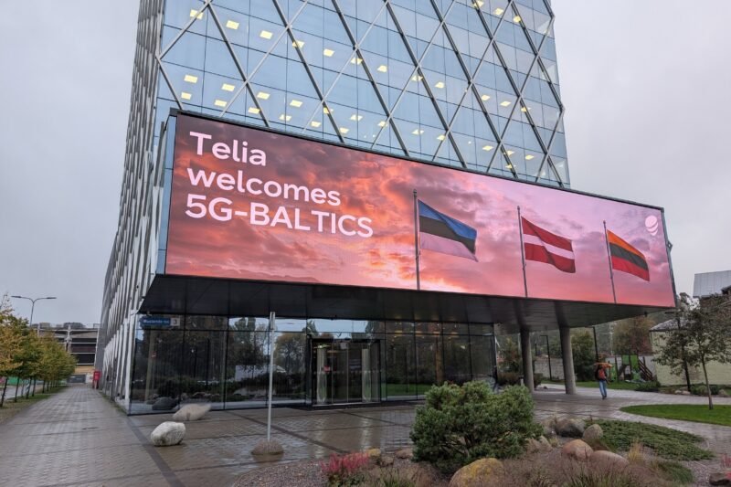 „Telia“ pastato ekrane rodomas užrašas „5G - Baltics“ ir Baltijos šalių vėliavos