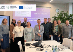 Grupė žmonių pozuoja per terahercinių technologijų centro pradžios susitikimą
