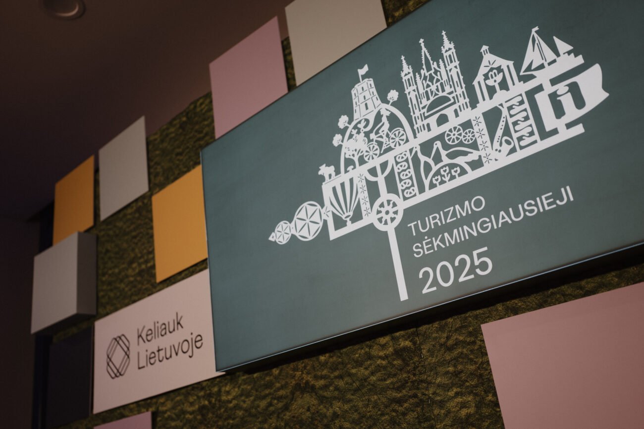 Turizmo sėkmingiausiųjų 2025 stendas su Lietuvos turizmo simboliais