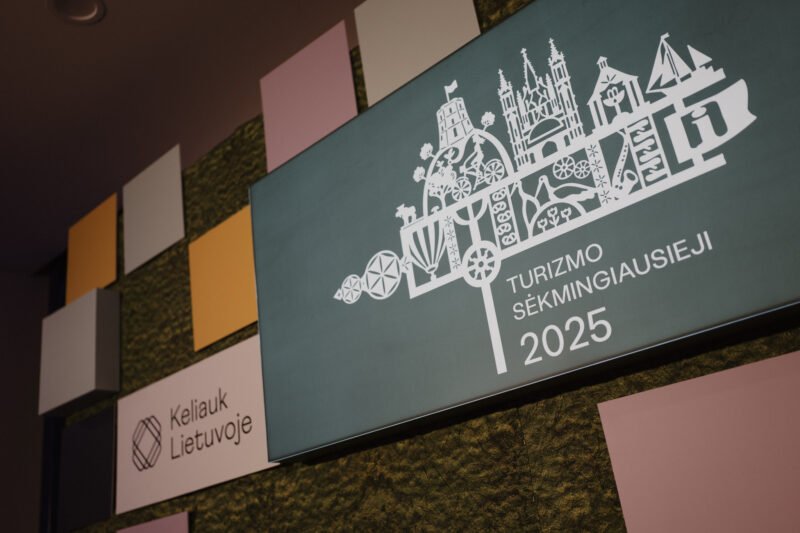 Turizmo sėkmingiausiųjų 2025 stendas su Lietuvos turizmo simboliais