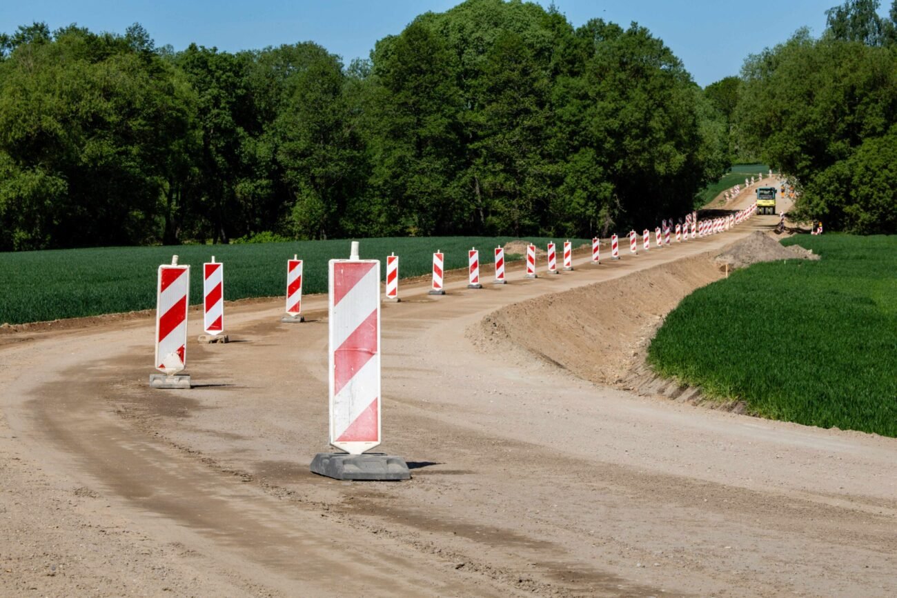 Žvyrkelio remonto ruožas su raudonai baltais kelio darbų ženklais