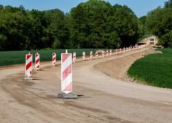 Žvyrkelio remonto ruožas su raudonai baltais kelio darbų ženklais