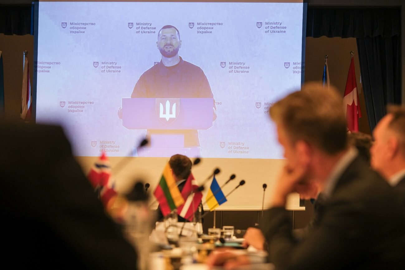 Konferencijos dalyviai stebi Ukrainos atstovo pranešimą dideliame ekrane