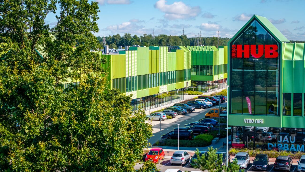 Žalias „Urban HUB“ pastatas Kaune su automobilių stovėjimo aikštele