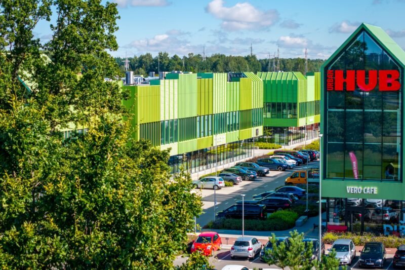 Žalias „Urban HUB“ pastatas Kaune su automobilių stovėjimo aikštele