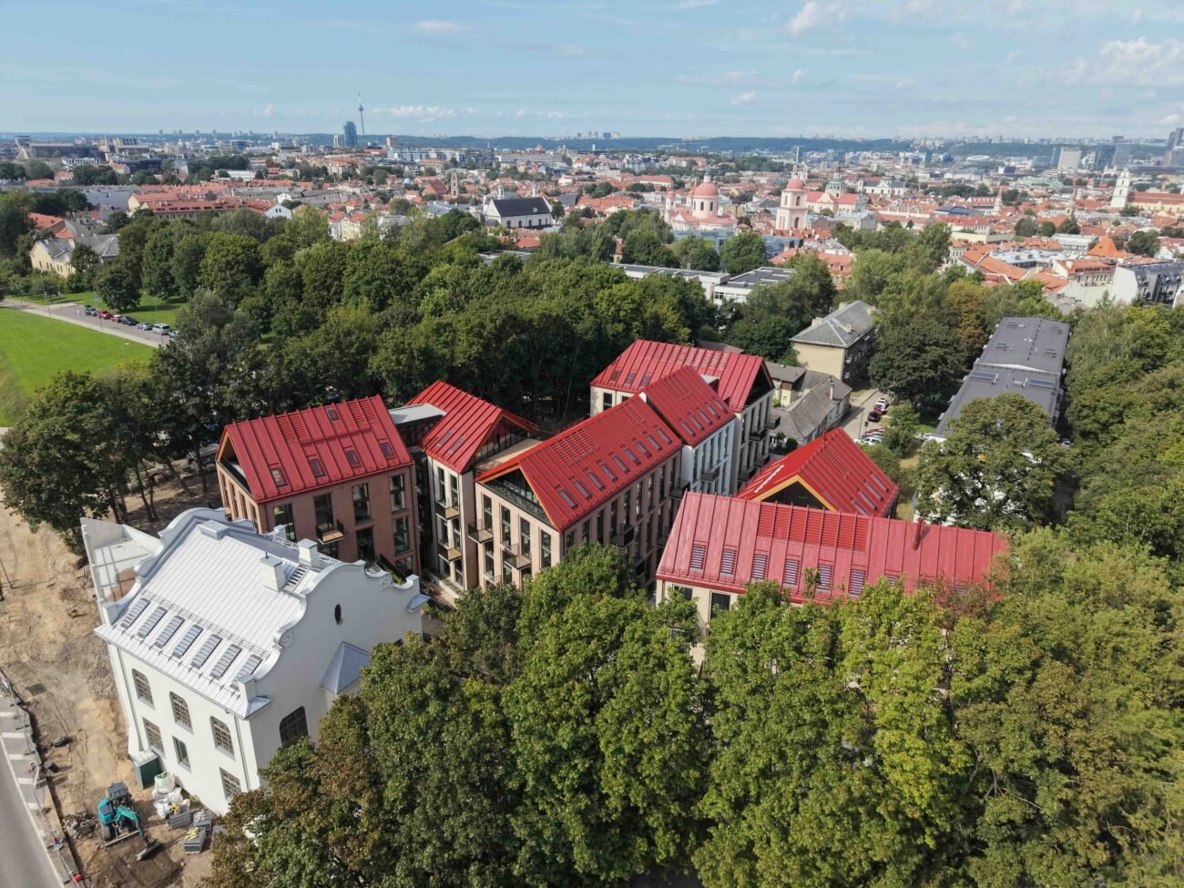Iš paukščio skrydžio matomi raudonais stogais dengti pastatai ir Vilniaus panorama