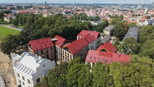 Iš paukščio skrydžio matomi raudonais stogais dengti pastatai ir Vilniaus panorama