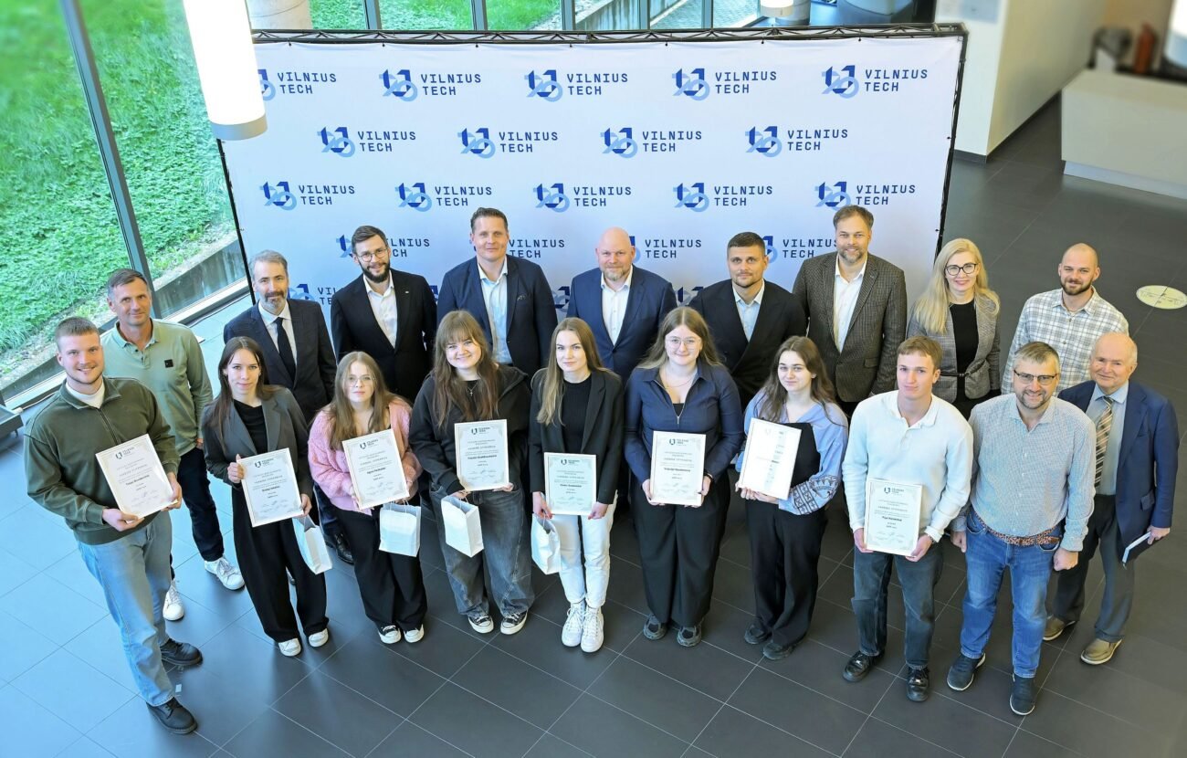 VILNIUS TECH žmonių grupė su pažymėjimais universiteto erdvėje