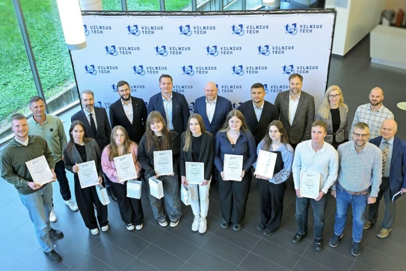 VILNIUS TECH žmonių grupė su pažymėjimais universiteto erdvėje