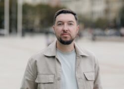 Vytauto Mitalo portretas lauke