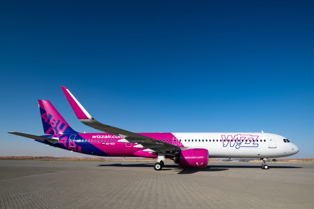 Wizz Air keleivinis lėktuvas stovi oro uosto perone giedro dangaus fone